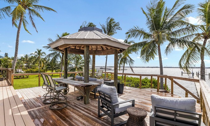 Stuart Casa | Stunning 3 bedroom, 2.5 bathroom waterfront/dockside home