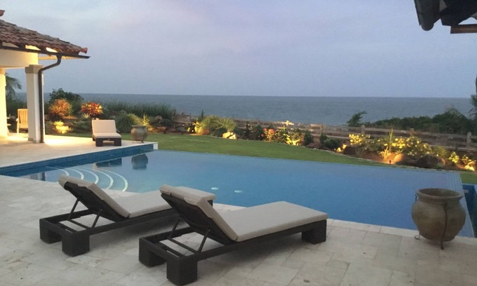 Pedasi Casa | Impresionante casa de 3 dormitorios frente al mar con piscina infinita