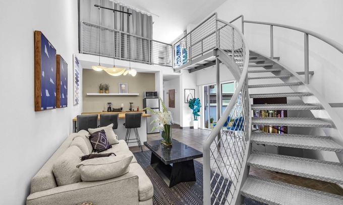 Coral Terrace Apartamento | Stunning 3 BR/2 BA Split-Level w Rooftop & Hot Tub Near Miami University