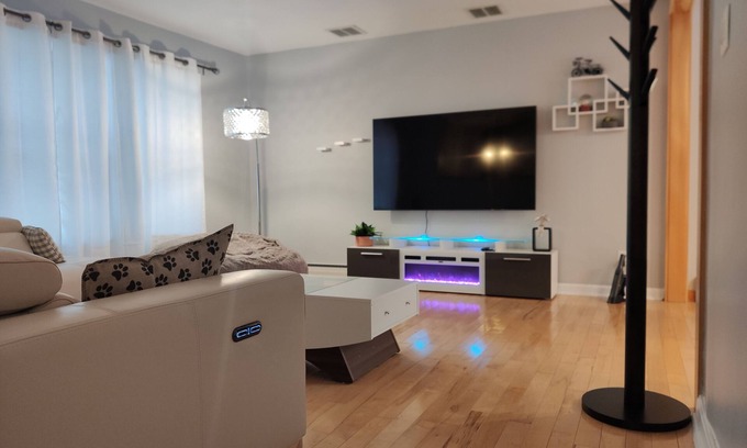 Essex Junction Casa | Stunning 3bedroom modern home closed to everything
