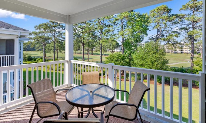 Central Myrtle Beach Apartamento | Stunning 3BR Condo near Myrtlewood Golf Resort and Beach