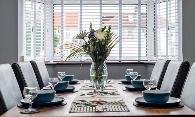 Kew Casa | Stunning 3BR House w/ Garden & Parking in Richmond