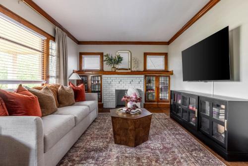 Cleveland Casa | Stunning 3BR - Near Cleveland Clinic Main Campus