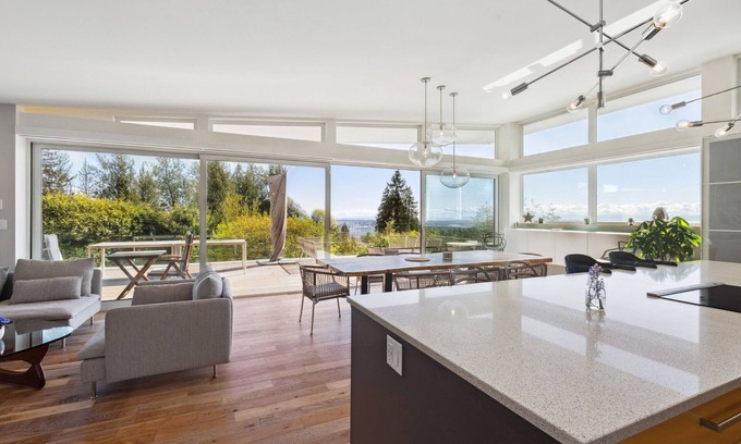 Upper Lonsdale Casa | Stunning 3BR Upper Lonsdale Contemporary Home