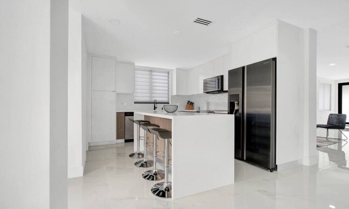 Olympia Heights Casa | Stunning 4-BD Duplex+Parking+Close to Coral Gables