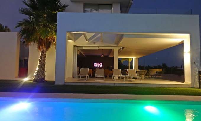 Marbella Villa | Impresionante villa de 4 dormitorios 3. 5 baños con piscina privada (climatizada) cerca de la playa