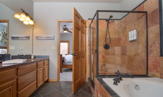Stanley Hills Condominio | Stunning 4-bedroom condo with breathtaking mountain views, master suite