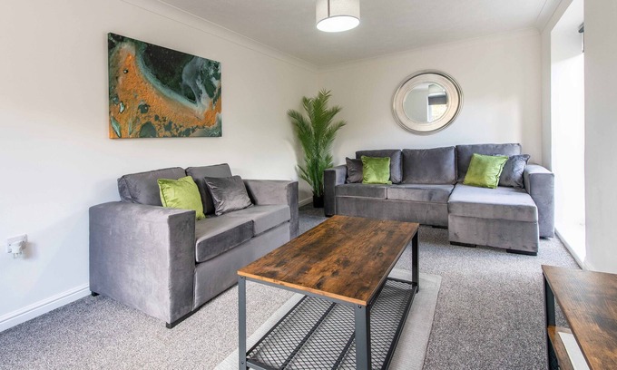 Peterlee Casa | Stunning 4-Bedroom Detached House with Ample Driveway for 1-2 Cars