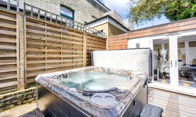 Snaresbrook Casa | Stunning 4 Bedroom House - Hot tub+Gym - Sleeps upto 8 -Escape London, in London