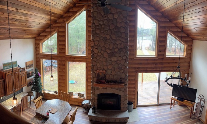 Crivitz Cabaña | Stunning 4-bedroom lakefront cottage on the Crooked lake chain.