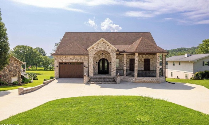 Spring City Casa | Stunning 4 bedroom lake front home in Spring City, Tennessee with all amenities.