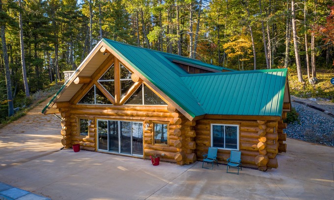 Ely Cabina | Stunning 4 Season Lake Burntside Log Cabin