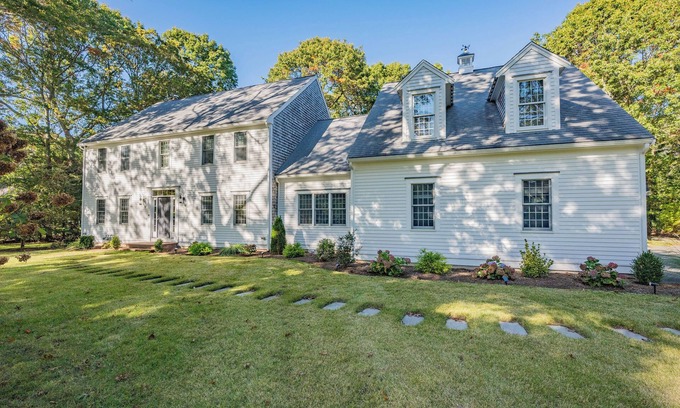 Forestdale Casa | Stunning 4BD sleeps 12, 2.5BA, AC, 1/2mile to Snake Pond