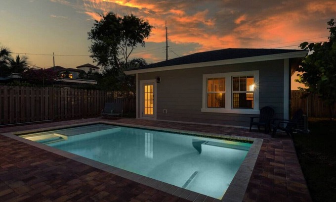 Mango Groves Casa | Stunning 4BR 3BA Cottage Heated Pool 5 Min to Beach