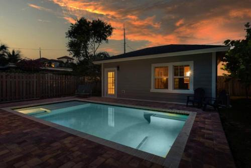 Parrot Cove Casa | Stunning 4BR 3BA Cottage Pool 5 Min to Beach