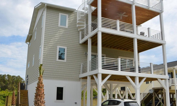 Carolina Beach Casa | Recién construido 4BR / 3Ba (para 10) Casa unifamiliar con ascensor y mascotas bienvenidas
