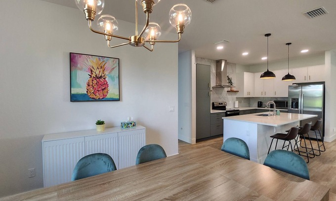 Englewood East Casa | Stunning 4br house with office, games room, 8 mi to beach