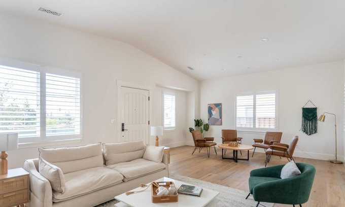 Mission Valley Casa | Stunning 4BR House in Fremont