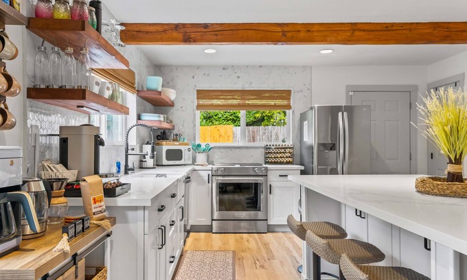 Shelton Otro | Stunning 4BR Shelton Retreat w/ King Bed & Hot Tub