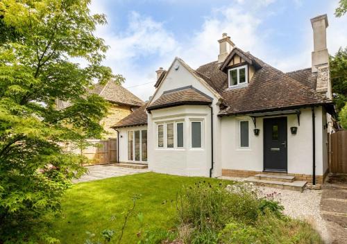 Bourton Casa | Stunning 5 Bed in the Centre of Bourton!