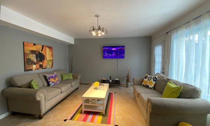 Cote-Saint-Paul Casa | Stunning 5-Bdrm Home, Gorgeous & Renovated, near Canal Lachine, family size