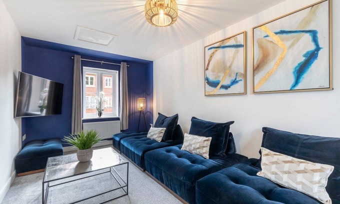 Cheltenham Casa | Stunning 5-Bedroom 4-Bath Home with Parking