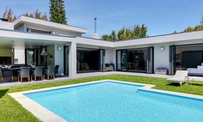 Constantia Casa | Stunning 5 bedroom en-suite home with tennis court