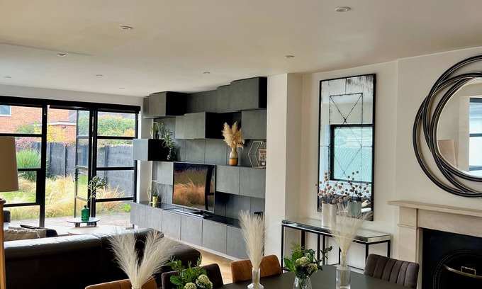 Dartford Casa | Stunning 5 bedroom house in prime location. 30 min train into central London!