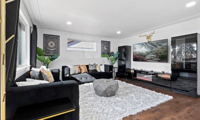 Sunnyside Casa | Stunning 5-Bedroom Home in DEN
