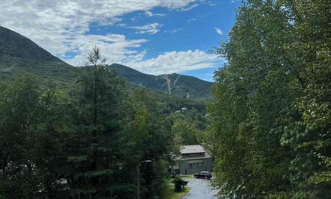 Lincoln Casa | Stunning 5-bedroom Townhome Across from Loon Mtn with Ski Shuttle