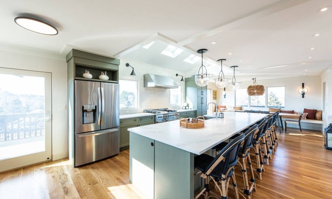 Katama Casa | Stunning 5 BR Contemporary Beach Home. Heated Pool & tennis/pickle ball court.
