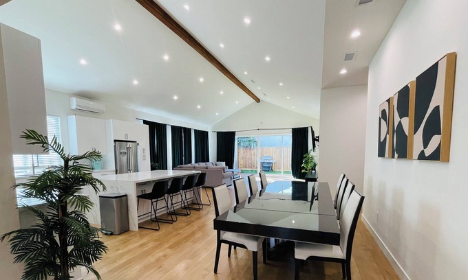 Encino Casa | Stunning 5BD\3.5BA Family 1 Story Home in Encino