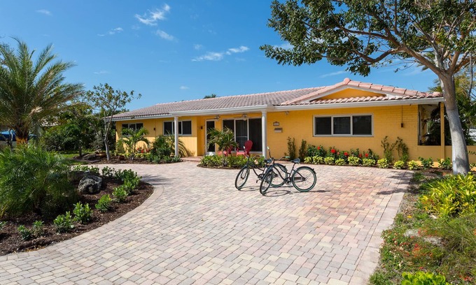 Cypress Lakes Casa | Impresionante casa de 5 dormitorios en un lote enorme con piscina climatizada cerca de la playa