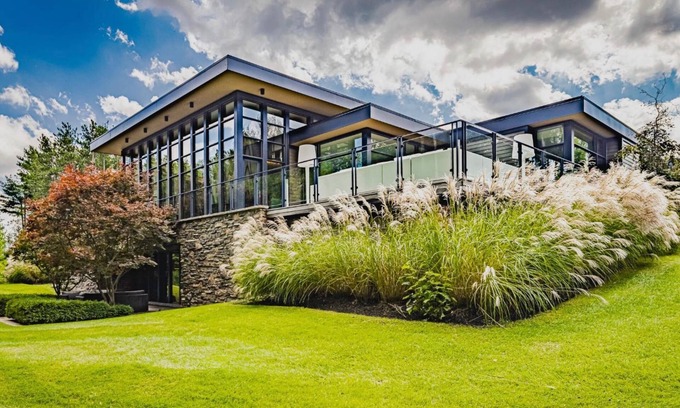 Caledon Casa | Stunning 6 bed 5 bath estate on 65 acres with Pool, Hot Tub and Tennis Court!