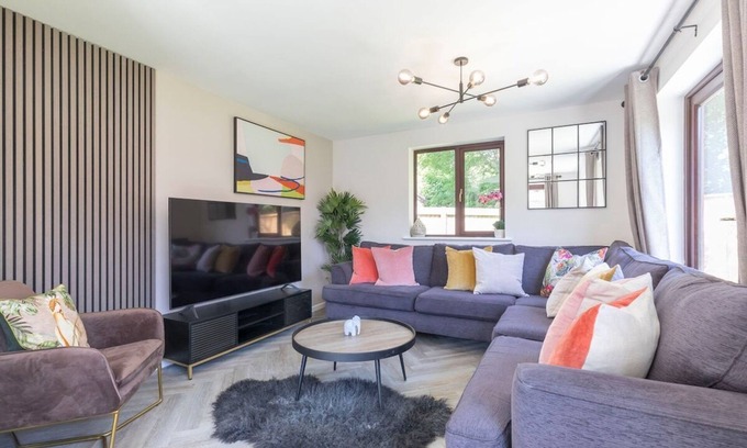 Cheltenham Casa | Unique 6 Bed 3 Bath Detached Home in Cheltenham
