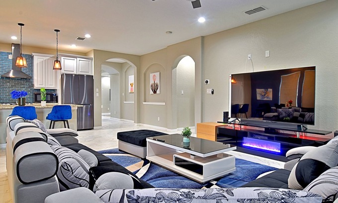 Southside Casa | Stunning 6 Bedroom Near Downtown with Tons of Games, Pickleball, Sleeps 19