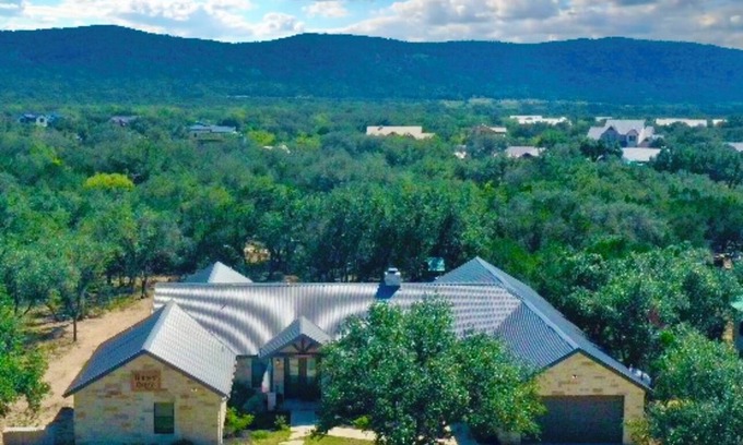 Sabinal Casa | Stunning 6 Bedroom vacation home with pool & hot tub 5 minutes from Frio River!