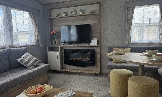 Pakefield Casa | Stunning 6 berth caravan near to the beach at Pakefield ref 68115CR