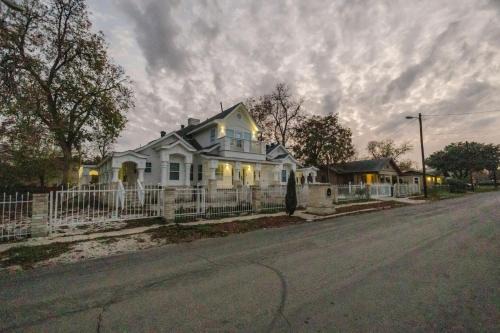 Southside Casa | Stunning 6BR Victorian Sleeps 25
