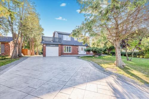 Dean Park Casa | Stunning 7 Br RougeView Home with 2 Kitchens, 5 Bathrooms, Amazing Backyard & 8-Car Parking