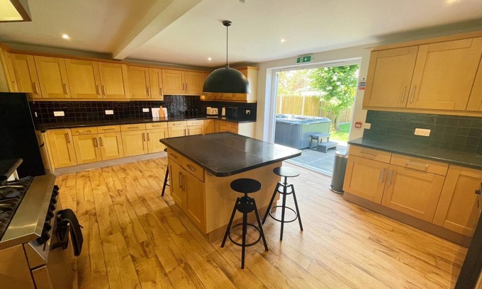 Gorleston-on-Sea Casa | Stunning 8-bed House With Sea & Beach Views