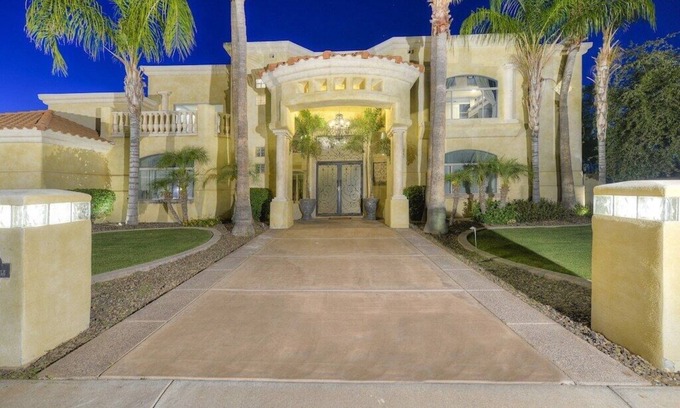 Chandler Casa | STUNNING 8 Bedroom Mansion on Golf Course! Heated Pool/Spa! Theater Room!