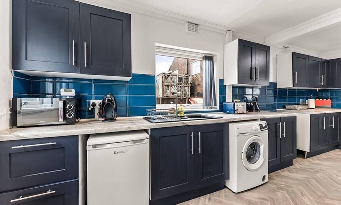 Sutton-in-Ashfield Casa | Stunning Abode in Ashford - Parking - Sleeps 7