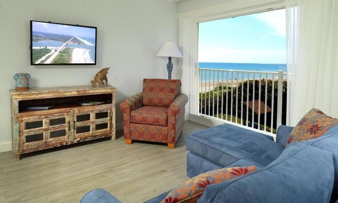 Indialantic By The Sea Complejo | Stunning Afternoon Beach Walk: Spacious Suite w/ Pool & Pristine Beach Access