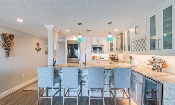 Redington Shores Condominio | Stunning and completely updated Redington Beach condo!