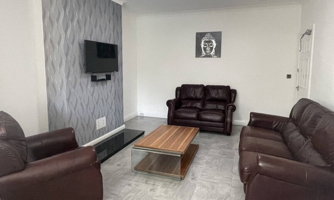 Loughborough Casa | Stunning and Modest 6 bedroom house