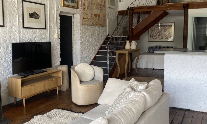 Upper Wakefield Apartamento | Stunning and Spacious Loft-Style Apartment in Historic Auburn