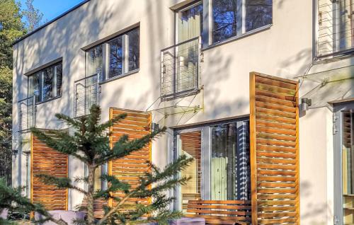 Sliwice Apartamento | Stunning Apartment In Okoniny Nadjeziorne With Wifi