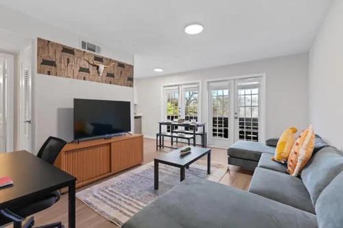 West Campus Apartamento | Stunning Area, King Suite, Balcony, Free Parking, 2 mins to UT