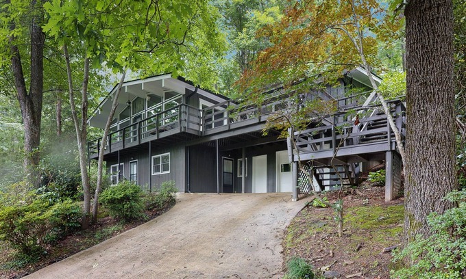Waynesville Casa | Stunning away from it all mountain view home with large relaxing deck